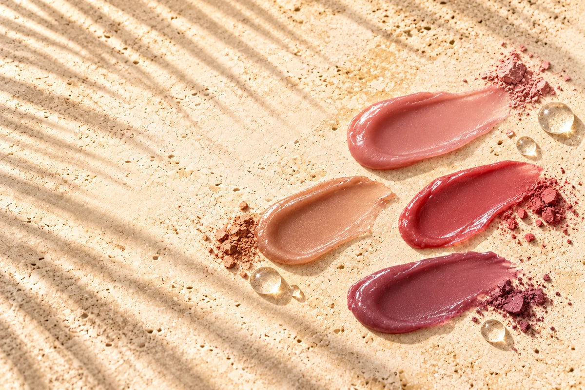 Getönte Balsam-Texturen in Rosé, Nude, Rot und Pflaume