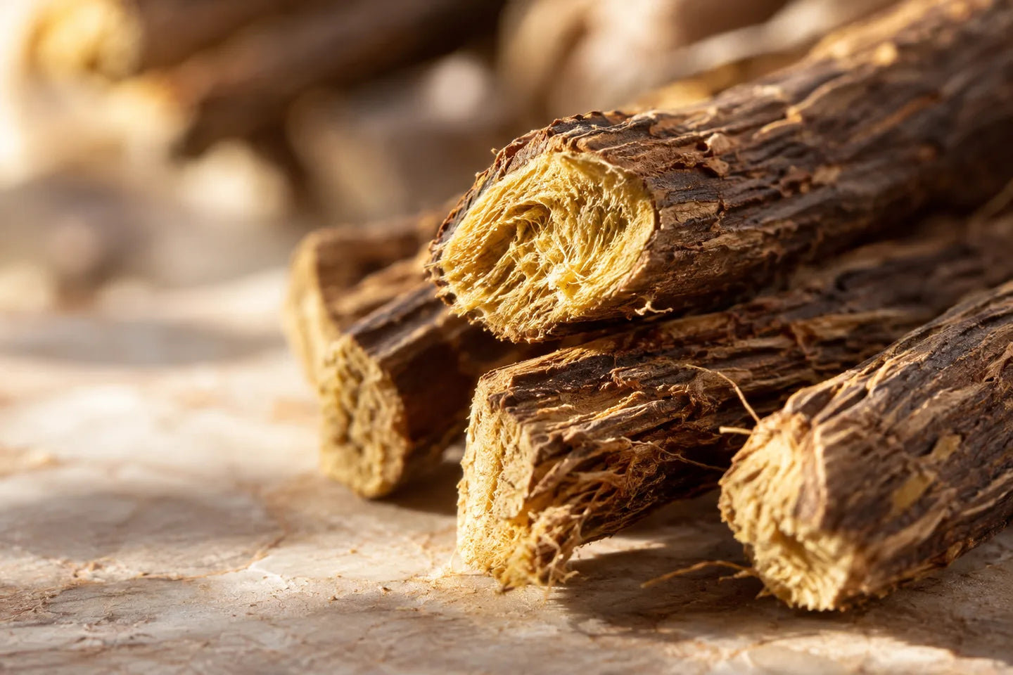 Süßholzwurzelstücke mit gelblicher Schnittfläche